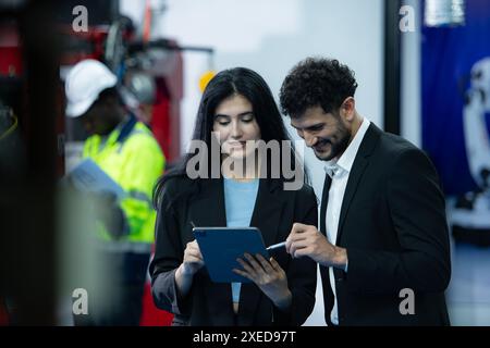 Ritratto di un imprenditore dell'ispezione e del collaudo del braccio robotizzato per l'uso nella produzione complessa su larga scala Foto Stock