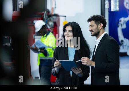 Ritratto di un imprenditore dell'ispezione e del collaudo del braccio robotizzato per l'uso nella produzione complessa su larga scala Foto Stock