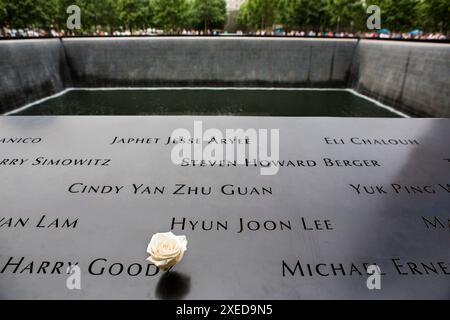 Una rosa bianca che simboleggia il compleanno di una persona collocata sul muro commemorativo del monumento commemorativo a coloro che sono stati uccisi nell'attacco terroristico dell'11 settembre alle torri gemelle del centro commerciale owrld di New York, USA. Foto Stock