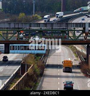 La ferrovia sospesa di Wuppertal attraversa l'autostrada A46 presso Sonnborner Kreuz, Germania, Europa Foto Stock