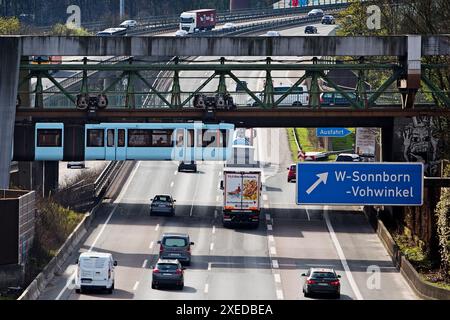 La ferrovia sospesa di Wuppertal attraversa l'autostrada A46 presso Sonnborner Kreuz, Germania, Europa Foto Stock
