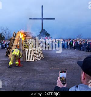 Die Feuerwehr entzuendet das Osterfeuer auf der Halde Haniel vor dem Gipfelkreuz, Bottrop, Ruhrgebiet, Nordrhein-Westfalen, Deutschland, Europa Foto Stock