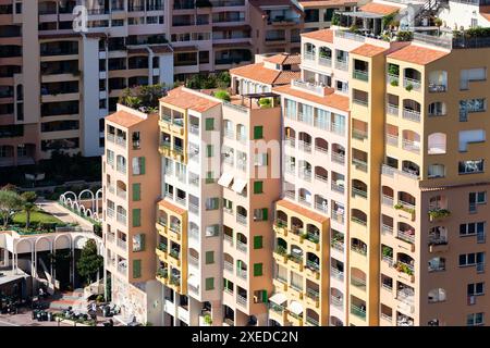 Monte Carlo, Monaco - Agosto 2022: Dettaglio di un edificio residenziale di lusso. Foto Stock