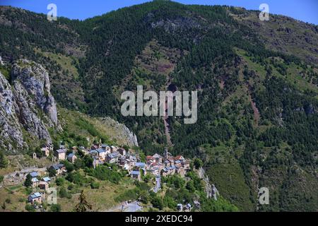 Il villaggio di Roubion nel parco nazionale del Mercantour, Alpes-Maritimes, PACA, Francia Europa Foto Stock