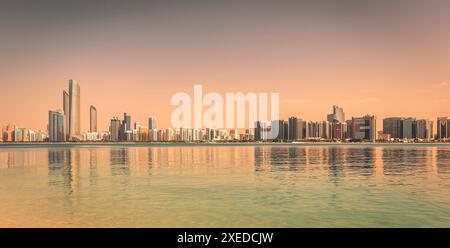 Vista panoramica dello skyline di Abu Dhabi con grattacieli e mare Foto Stock