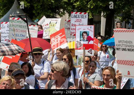 27 giugno 2024, Assia, Francoforte sul meno: I farmacisti protestano contro i piani di riforma del governo federale con una manifestazione organizzata dall'Associazione dei farmacisti dell'Assia sull'Opernplatz a Francoforte. Foto: Helmut Fricke/dpa Foto Stock