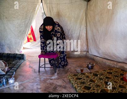 Sarmada, Governatorato di Idlib, Siria. 11 giugno 2024. Sarmada, Idlib, Siria. 11 giugno 2024. Scene di vita quotidiana nel campo di Tell al-Fakhar nel nord-ovest della Siria. Tell al-Fakhar è uno dei campi di sfollati interni (IDP) vicino a Sarmada, nel governatorato di Idlib. I residenti del campo di Tell al-Fakhar vivono in tende usurate per 6 anni dopo essere stati sfollati dalle loro case a seguito di scioperi effettuati dalle forze governative siriane (immagine di credito: © Hussein Ali/IMAGESLIVE via ZUMA Press Wire) SOLO PER USO EDITORIALE! Non per USO commerciale! Foto Stock