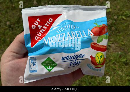 Edeka Eigenmarke gut und günstig. Mozzarella mit weniger Fett, ohne Gentechnik hergestellt *** Edeka propria mozzarella buona ed economica con meno grassi, prodotta senza ingegneria genetica Foto Stock