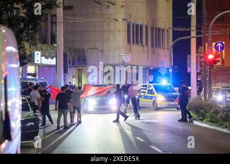 SOLINGEN: Türkische Fußballfans feierten und sorgten für Chaos in der Innenstadt ALS das Fußballspiel Tschechien gegen Türkei am Mittwochabend 26.06.2024 abgepfiffen wurde, fiel der entscheidende Siegtreffer nur wenige momento zuvor. Fans der türkischen Nationalmannschaft hielt das in Solingen jedoch nicht davon ab, ausgiebig den 2:1 Sieg ihrer Mannschaft in der Innenstadt zu feiern. Innerhalb weniger Minuten füllten sich die Straßen mit beflaggten hupenden Autos, Menschen lehnten mit Fahnen aus den Fenstern und Schiebedächern, rasch kam der Verkehr nahezu zum Erliegen. Pyrotechnik wie Bengalo Foto Stock