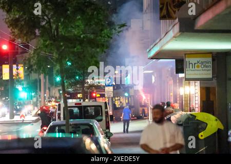 SOLINGEN: Türkische Fußballfans feierten und sorgten für Chaos in der Innenstadt ALS das Fußballspiel Tschechien gegen Türkei am Mittwochabend 26.06.2024 abgepfiffen wurde, fiel der entscheidende Siegtreffer nur wenige momento zuvor. Fans der türkischen Nationalmannschaft hielt das in Solingen jedoch nicht davon ab, ausgiebig den 2:1 Sieg ihrer Mannschaft in der Innenstadt zu feiern. Innerhalb weniger Minuten füllten sich die Straßen mit beflaggten hupenden Autos, Menschen lehnten mit Fahnen aus den Fenstern und Schiebedächern, rasch kam der Verkehr nahezu zum Erliegen. Pyrotechnik wie Bengalo Foto Stock