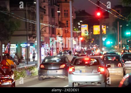 SOLINGEN: Türkische Fußballfans feierten und sorgten für Chaos in der Innenstadt ALS das Fußballspiel Tschechien gegen Türkei am Mittwochabend 26.06.2024 abgepfiffen wurde, fiel der entscheidende Siegtreffer nur wenige momento zuvor. Fans der türkischen Nationalmannschaft hielt das in Solingen jedoch nicht davon ab, ausgiebig den 2:1 Sieg ihrer Mannschaft in der Innenstadt zu feiern. Innerhalb weniger Minuten füllten sich die Straßen mit beflaggten hupenden Autos, Menschen lehnten mit Fahnen aus den Fenstern und Schiebedächern, rasch kam der Verkehr nahezu zum Erliegen. Pyrotechnik wie Bengalo Foto Stock