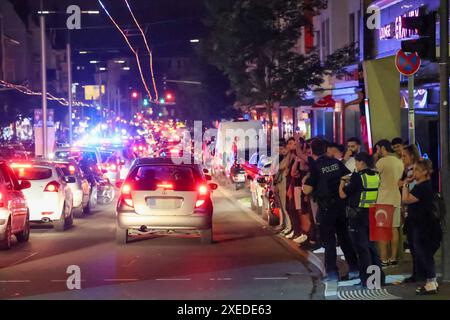 SOLINGEN: Türkische Fußballfans feierten und sorgten für Chaos in der Innenstadt ALS das Fußballspiel Tschechien gegen Türkei am Mittwochabend 26.06.2024 abgepfiffen wurde, fiel der entscheidende Siegtreffer nur wenige momento zuvor. Fans der türkischen Nationalmannschaft hielt das in Solingen jedoch nicht davon ab, ausgiebig den 2:1 Sieg ihrer Mannschaft in der Innenstadt zu feiern. Innerhalb weniger Minuten füllten sich die Straßen mit beflaggten hupenden Autos, Menschen lehnten mit Fahnen aus den Fenstern und Schiebedächern, rasch kam der Verkehr nahezu zum Erliegen. Pyrotechnik wie Bengalo Foto Stock