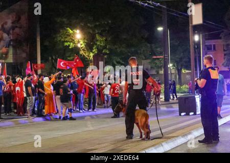 SOLINGEN: Türkische Fußballfans feierten und sorgten für Chaos in der Innenstadt ALS das Fußballspiel Tschechien gegen Türkei am Mittwochabend 26.06.2024 abgepfiffen wurde, fiel der entscheidende Siegtreffer nur wenige momento zuvor. Fans der türkischen Nationalmannschaft hielt das in Solingen jedoch nicht davon ab, ausgiebig den 2:1 Sieg ihrer Mannschaft in der Innenstadt zu feiern. Innerhalb weniger Minuten füllten sich die Straßen mit beflaggten hupenden Autos, Menschen lehnten mit Fahnen aus den Fenstern und Schiebedächern, rasch kam der Verkehr nahezu zum Erliegen. Pyrotechnik wie Bengalo Foto Stock