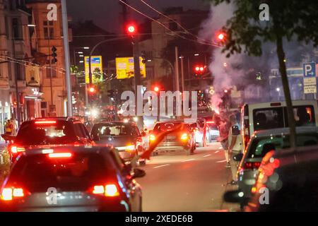 SOLINGEN: Türkische Fußballfans feierten und sorgten für Chaos in der Innenstadt ALS das Fußballspiel Tschechien gegen Türkei am Mittwochabend 26.06.2024 abgepfiffen wurde, fiel der entscheidende Siegtreffer nur wenige momento zuvor. Fans der türkischen Nationalmannschaft hielt das in Solingen jedoch nicht davon ab, ausgiebig den 2:1 Sieg ihrer Mannschaft in der Innenstadt zu feiern. Innerhalb weniger Minuten füllten sich die Straßen mit beflaggten hupenden Autos, Menschen lehnten mit Fahnen aus den Fenstern und Schiebedächern, rasch kam der Verkehr nahezu zum Erliegen. Pyrotechnik wie Bengalo Foto Stock