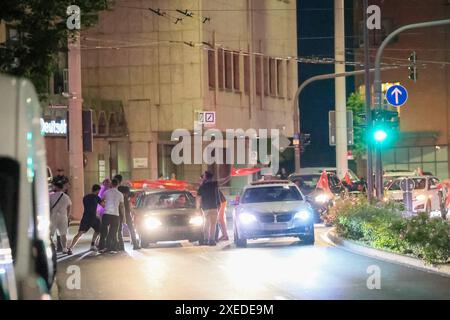 SOLINGEN: Türkische Fußballfans feierten und sorgten für Chaos in der Innenstadt ALS das Fußballspiel Tschechien gegen Türkei am Mittwochabend 26.06.2024 abgepfiffen wurde, fiel der entscheidende Siegtreffer nur wenige momento zuvor. Fans der türkischen Nationalmannschaft hielt das in Solingen jedoch nicht davon ab, ausgiebig den 2:1 Sieg ihrer Mannschaft in der Innenstadt zu feiern. Innerhalb weniger Minuten füllten sich die Straßen mit beflaggten hupenden Autos, Menschen lehnten mit Fahnen aus den Fenstern und Schiebedächern, rasch kam der Verkehr nahezu zum Erliegen. Pyrotechnik wie Bengalo Foto Stock