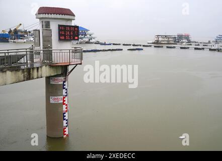 Nanchang, la provincia cinese del Jiangxi. 27 giugno 2024. Un quadro elettrico mostra che il livello dell'acqua del lago Poyang presso la stazione idrologica di Xingzi ha raggiunto i 19,01 metri, superando il livello di allarme di 19 metri, nella città di Lushan, nella provincia cinese orientale di Jiangxi, il 27 giugno 2024. PER ANDARE CON le "più grandi formazioni di laghi d'acqua dolce della Cina per inondazione" credito: WAN Xiang/Xinhua/Alamy Live News Foto Stock