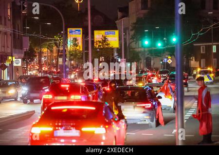 SOLINGEN: Türkische Fußballfans feierten und sorgten für Chaos in der Innenstadt ALS das Fußballspiel Tschechien gegen Türkei am Mittwochabend 26.06.2024 abgepfiffen wurde, fiel der entscheidende Siegtreffer nur wenige momento zuvor. Fans der türkischen Nationalmannschaft hielt das in Solingen jedoch nicht davon ab, ausgiebig den 2:1 Sieg ihrer Mannschaft in der Innenstadt zu feiern. Innerhalb weniger Minuten füllten sich die Straßen mit beflaggten hupenden Autos, Menschen lehnten mit Fahnen aus den Fenstern und Schiebedächern, rasch kam der Verkehr nahezu zum Erliegen. Pyrotechnik wie Bengalo Foto Stock