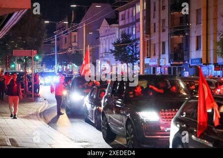 SOLINGEN: Türkische Fußballfans feierten und sorgten für Chaos in der Innenstadt ALS das Fußballspiel Tschechien gegen Türkei am Mittwochabend 26.06.2024 abgepfiffen wurde, fiel der entscheidende Siegtreffer nur wenige momento zuvor. Fans der türkischen Nationalmannschaft hielt das in Solingen jedoch nicht davon ab, ausgiebig den 2:1 Sieg ihrer Mannschaft in der Innenstadt zu feiern. Innerhalb weniger Minuten füllten sich die Straßen mit beflaggten hupenden Autos, Menschen lehnten mit Fahnen aus den Fenstern und Schiebedächern, rasch kam der Verkehr nahezu zum Erliegen. Pyrotechnik wie Bengalo Foto Stock