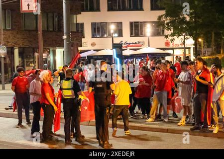 SOLINGEN: Türkische Fußballfans feierten und sorgten für Chaos in der Innenstadt ALS das Fußballspiel Tschechien gegen Türkei am Mittwochabend 26.06.2024 abgepfiffen wurde, fiel der entscheidende Siegtreffer nur wenige momento zuvor. Fans der türkischen Nationalmannschaft hielt das in Solingen jedoch nicht davon ab, ausgiebig den 2:1 Sieg ihrer Mannschaft in der Innenstadt zu feiern. Innerhalb weniger Minuten füllten sich die Straßen mit beflaggten hupenden Autos, Menschen lehnten mit Fahnen aus den Fenstern und Schiebedächern, rasch kam der Verkehr nahezu zum Erliegen. Pyrotechnik wie Bengalo Foto Stock