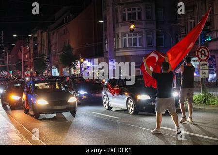 SOLINGEN: Türkische Fußballfans feierten und sorgten für Chaos in der Innenstadt ALS das Fußballspiel Tschechien gegen Türkei am Mittwochabend 26.06.2024 abgepfiffen wurde, fiel der entscheidende Siegtreffer nur wenige momento zuvor. Fans der türkischen Nationalmannschaft hielt das in Solingen jedoch nicht davon ab, ausgiebig den 2:1 Sieg ihrer Mannschaft in der Innenstadt zu feiern. Innerhalb weniger Minuten füllten sich die Straßen mit beflaggten hupenden Autos, Menschen lehnten mit Fahnen aus den Fenstern und Schiebedächern, rasch kam der Verkehr nahezu zum Erliegen. Pyrotechnik wie Bengalo Foto Stock