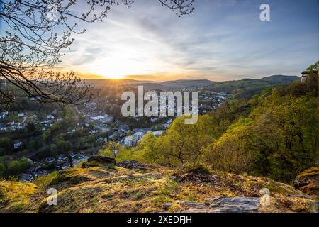 Tramonto su una montagna a Taunus in Germania. c'è molta natura, una valle e grandi nuvole nel cielo Foto Stock