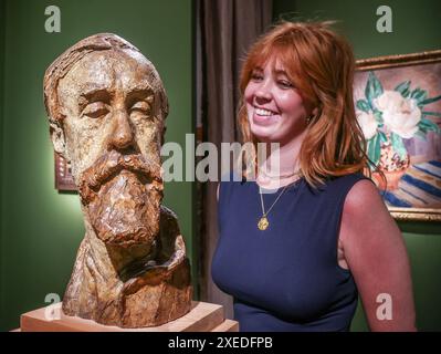 Royal Hospital Chelsea, Londra 27 giugno 2024 Stephen Tomlin Lytton Strachey, 1929 Plaster (dipinto) in mostra da Phiilip Mould & Co.in edizione di quest'anno della Fiera del Tesoro e dell'arte dal 27 giugno al 22 luglio . Paul Quezada-Neiman/Alamy Live News crediti: Paul Quezada-Neiman/Alamy Live News Foto Stock