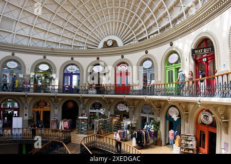 Leeds Regno Unito: 2 giugno 2024: Centro commerciale al coperto Leeds Corn Exchange con negozi alla moda e stravaganti Foto Stock