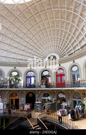 Leeds Regno Unito: 2 giugno 2024: Centro commerciale al coperto Leeds Corn Exchange con negozi alla moda e stravaganti Foto Stock