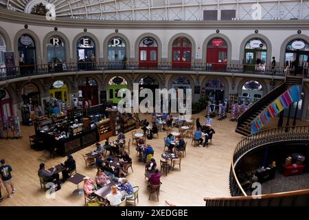 Leeds Regno Unito: 2 giugno 2024: Centro commerciale al coperto Leeds Corn Exchange con negozi alla moda e stravaganti Foto Stock