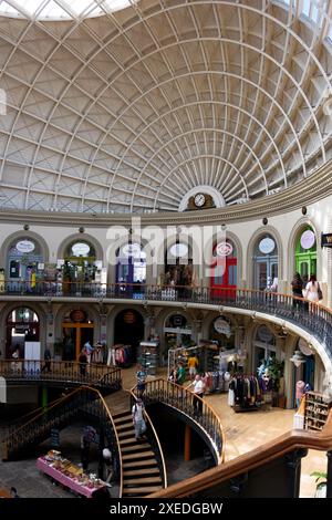 Leeds Regno Unito: 2 giugno 2024: Centro commerciale al coperto Leeds Corn Exchange con negozi alla moda e stravaganti Foto Stock