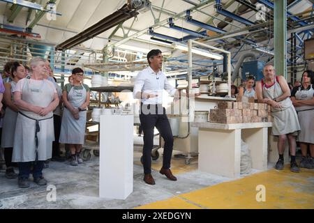 RITRASMETTERE LA DIDASCALIA CORRETTA AL primo ministro del SUNAK Rishi Sunak che ha parlato con lo staff durante la sua visita alla Denby Pottery Factory, Ripley, mentre era sulla pista della campagna elettorale generale. Data foto: Giovedì 27 giugno 2024. Foto Stock