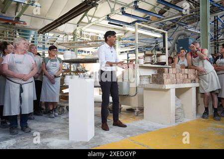 RITRASMETTERE LA DIDASCALIA CORRETTA AL primo ministro del SUNAK Rishi Sunak che ha parlato con lo staff durante la sua visita alla Denby Pottery Factory, Ripley, mentre era sulla pista della campagna elettorale generale. Data foto: Giovedì 27 giugno 2024. Foto Stock