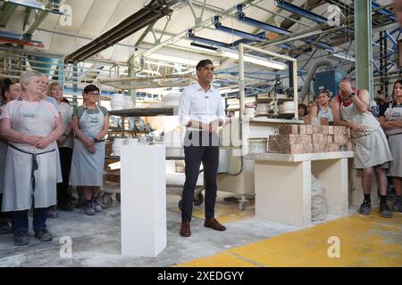 RITRASMETTERE LA DIDASCALIA CORRETTA AL primo ministro del SUNAK Rishi Sunak che ha parlato con lo staff durante la sua visita alla Denby Pottery Factory, Ripley, mentre era sulla pista della campagna elettorale generale. Data foto: Giovedì 27 giugno 2024. Foto Stock