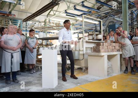 RITRASMETTERE LA DIDASCALIA CORRETTA AL primo ministro del SUNAK Rishi Sunak che ha parlato con lo staff durante la sua visita alla Denby Pottery Factory, Ripley, mentre era sulla pista della campagna elettorale generale. Data foto: Giovedì 27 giugno 2024. Foto Stock