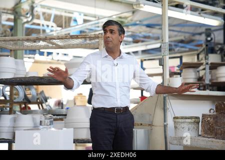 RITRASMETTERE LA DIDASCALIA CORRETTA AL primo ministro del SUNAK Rishi Sunak che ha parlato con lo staff durante la sua visita alla Denby Pottery Factory, Ripley, mentre era sulla pista della campagna elettorale generale. Data foto: Giovedì 27 giugno 2024. Foto Stock
