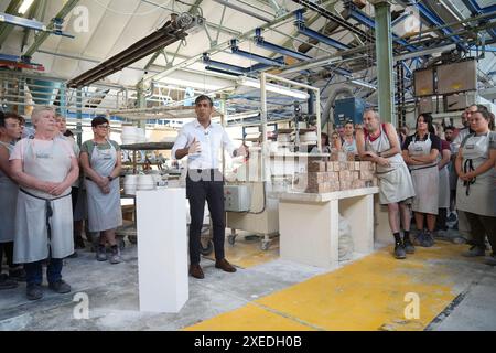 RITRASMETTERE LA DIDASCALIA CORRETTA AL primo ministro del SUNAK Rishi Sunak che ha parlato con lo staff durante la sua visita alla Denby Pottery Factory, Ripley, mentre era sulla pista della campagna elettorale generale. Data foto: Giovedì 27 giugno 2024. Foto Stock
