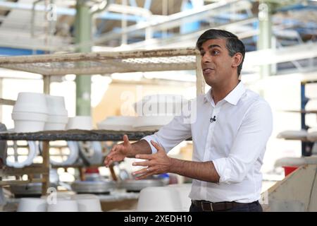 RITRASMETTERE LA DIDASCALIA CORRETTA AL primo ministro del SUNAK Rishi Sunak che ha parlato con lo staff durante la sua visita alla Denby Pottery Factory, Ripley, mentre era sulla pista della campagna elettorale generale. Data foto: Giovedì 27 giugno 2024. Foto Stock