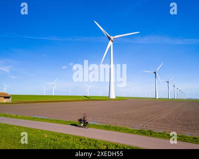 Una pittoresca scena di un parco eolico a Flevoland, nei Paesi Bassi, con numerosi mulini a vento torreggianti Foto Stock