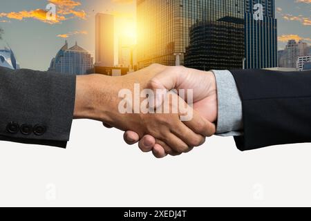 Uomini d'affari che stringono stretta di mano con partner, saluto, trattativa, fusione e acquisizione, concetto di joint venture aziendale, per affari, finanza e investimenti Foto Stock