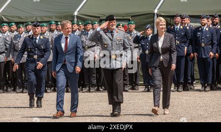 27 giugno 2024, Meclemburgo-Pomerania occidentale, Schwerin: Rico Badenschier (l-r, SPD), sindaco di Schwerin, generale di brigata Uwe Nerger, comandante del comando di Stato Meclemburgo-Vorpommern, e Manuela Schwesig (SPD), ministro presidente del Meclemburgo-Vorpommern, cammina lungo le formazioni dei soldati che si sono schierati per la chiamata di ritorno nel Vecchio Giardino di Schwerin. Il ministro Schwesig ha ringraziato i soldati della Bundeswehr per il servizio prestato alla prima chiamata di rimpatrio nel Meclemburgo-Vorpommern dal 2020. Circa 300 militari e donne dei vari rami del Bundeswe Foto Stock