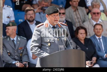 27 giugno 2024, Meclemburgo-Pomerania Occidentale, Schwerin: Il generale di brigata Uwe Nerger, comandante del comando statale Meclemburgo-Vorpommern, parla ai soldati in fila per il ritorno nominale nel vecchio giardino di Schwerin. Il ministro Schwesig ha ringraziato i soldati della Bundeswehr per il loro servizio al primo appello di rimpatrio nel Meclemburgo-Vorpommern dal 2020. Circa 300 militari e donne dei vari rami della Bundeswehr nel Meclemburgo-Vorpommern e una delegazione della fregata Meclemburgo-Vorpommern hanno partecipato all'evento nel Vecchio Giardino di Schwerin giovedì. Foto: Ma Foto Stock