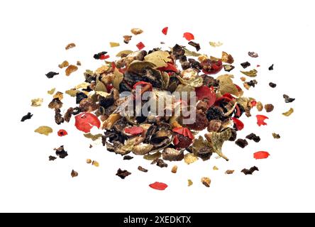 Cumulo di mais macinato isolato su sfondo bianco Foto Stock