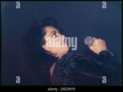 TONI HALLIDAY, CURVA, CONCERTO, 1993: Toni Halliday of Curve suona dal vivo presso la Bristol University Anson Rooms, Bristol, Inghilterra il 27 ottobre 1993. Foto: Rob Watkins. INFO: Curve, una band britannica di alternative rock e shoegaze formatasi nel 1990, era guidata da Toni Halliday e Dean Garcia. Rinomati per il loro suono etereo e la voce distintiva di Halliday, gli album di Curve come "Doppelgänger" e "Cuckoo" rimangono influenti nel genere shoegaze e nella musica alternativa. Foto Stock