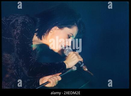 TONI HALLIDAY, CURVA, CONCERTO, 1993: Toni Halliday of Curve suona dal vivo presso la Bristol University Anson Rooms, Bristol, Inghilterra il 27 ottobre 1993. Foto: Rob Watkins. INFO: Curve, una band britannica di alternative rock e shoegaze formatasi nel 1990, era guidata da Toni Halliday e Dean Garcia. Rinomati per il loro suono etereo e la voce distintiva di Halliday, gli album di Curve come "Doppelgänger" e "Cuckoo" rimangono influenti nel genere shoegaze e nella musica alternativa. Foto Stock