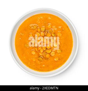 Zuppa di lenticchie isolata su sfondo bianco, vista dall'alto Foto Stock