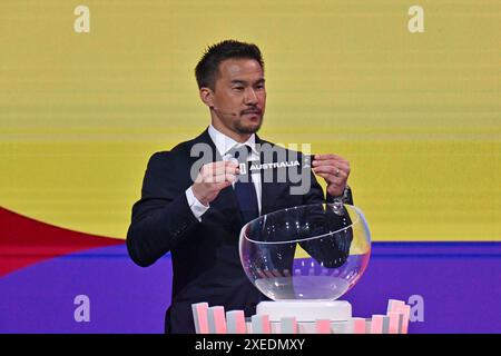 Kuala Lumpur, Malesia. 27 giugno 2024. Okazaki Shinji, ex giocatore di calcio giapponese, mostra il sorteggio dell'Australia durante la cerimonia di estrazione per il turno delle prime 18 qualificazioni asiatiche della Coppa del mondo FIFA 2026 a Kuala Lumpur, Malesia, 27 giugno 2024. Crediti: Chong Voon Chung/Xinhua/Alamy Live News Foto Stock