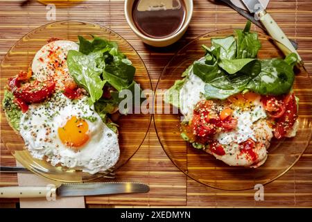 Colazione in un caffè. Tostare con uovo, pomodoro e spinaci, con caffè Foto Stock