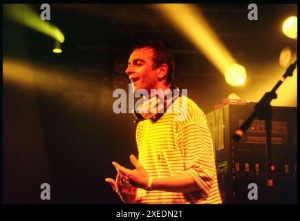 UNDERWORLD, ESSENTIAL FESTIVAL, BRIGHTON, 1996: Il cantante Karl Hyde della band techno Underworld al culmine della mania di Trainspotting nella Dance Tent all'Essential Festival 1996 allo Stanmer Park di Brighton, Inghilterra, il 25 maggio 1996. Foto: Rob Watkins Foto Stock