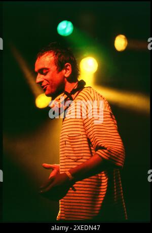 UNDERWORLD, ESSENTIAL FESTIVAL, BRIGHTON, 1996: Il cantante Karl Hyde della band techno Underworld al culmine della mania di Trainspotting nella Dance Tent all'Essential Festival 1996 allo Stanmer Park di Brighton, Inghilterra, il 25 maggio 1996. Foto: Rob Watkins Foto Stock