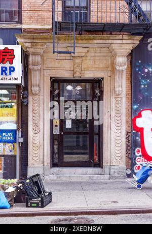 NYC Chinatown: 116 Mott Street, un edificio di appartamenti a sei piani, con un angolo arrotondato e dettagli in terracotta bianca sulla sua facciata in mattoni arancioni. Foto Stock